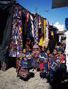 Chichicastenango - indiánský barevný trh